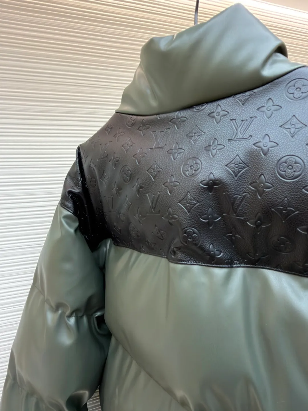 LOUIS VUITTON embossed splicing down jacket ●Original version: purchased and developed at 39599 ●Item number: 1682246-D35 ●Fabric: cotton fabric ●Technology: embossed production ●Version: fitted version ●Weight: about 1455 grams ●Size: 46-48-50-52 ●Description: This Louis Vuitton color-blocked down jacket is made with high-end craftsmanship. The main body of the jacket is made of high-grade artificial leather with a matte texture. It has been treated with water-repellent treatment and softened and polished multiple times. It has a delicate touch and is wrinkle-resistant. The shoulders and collar are spliced with black leather embossed with the classic Monogram pattern. The embossing process is hot-pressed with a precise temperature-controlled mold. The pattern has a uniform depth and a three-dimensional outline, restoring the brand's iconic elements. The filling layer adopts the golden ratio of 90% white goose down and 10% feathers. It is manually filled through the divided down filling process. The amount of down in each grid is precisely controlled to ensure that the warmth and fluffiness are evenly distributed. The metal zipper is made of custom-made brass and has been treated with gold-plated anti-oxidation treatment. The zipper teeth have high tightness and smooth pulling. The neckline is cut with a stand-up collar, which is fixed with three-dimensional stitching technology. The overall stitching adopts double-needle overlocking technology. The stitching is fine and flat, taking into account durability and light luxury texture. The details show the brand's ingenious craftsmanship. The overall wiring is straight and delicate, the fabric is comfortable and soft, and the color is consistent without color difference. It can be matched with the same style to create a fashionable look and control various occasions. Customized accessories, complete with three standards, same style for men and women!